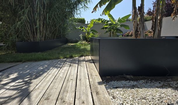 Jardinière ouverte ou fermée : laquelle choisir pour votre extérieur ?